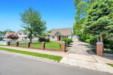Homes For Sale - 27 Yarnell Street<br/> Suffolk County, Brentwood, NY 11717