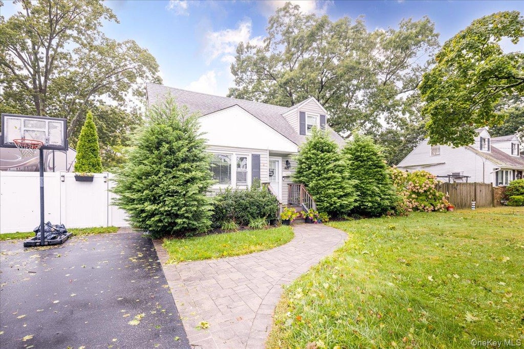Photo of 621 N Fulton Avenue, Lindenhurst, NY 11757 (MLS # 1056784)