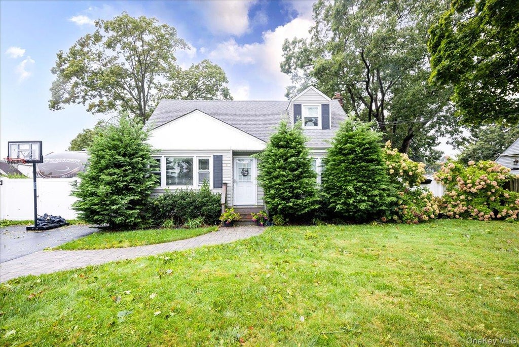Photo of 621 N Fulton Avenue, Lindenhurst, NY 11757 (MLS # 1056784)
