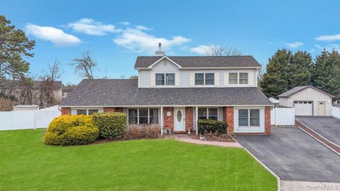 Homes For Sale - 40 Sequoia Way<br/> Holbrook, NY 11741