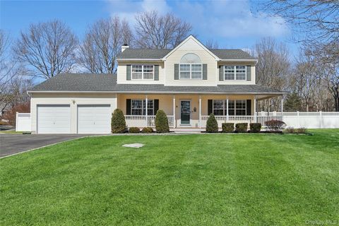 Photo of 9 Village Drive, Medford, NY 11763 (MLS # 970109)