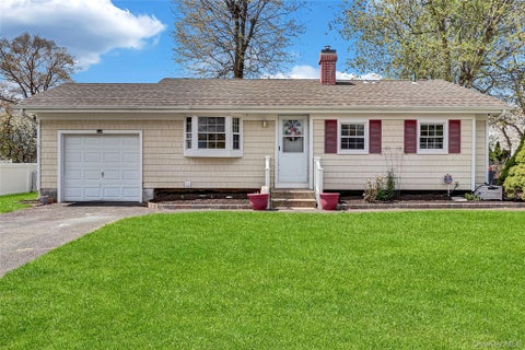 Homes For Sale - 6 Norwalk Lane<br/> Selden, NY 11784