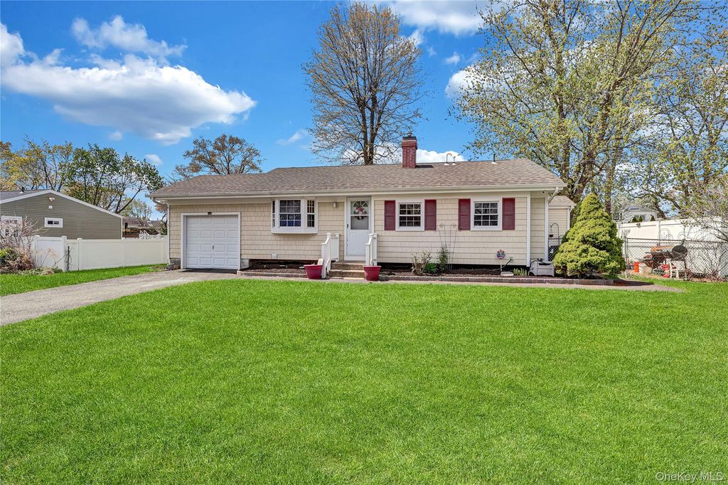 Photo of 6 Norwalk Lane, Selden, NY 11784 (MLS # 988832)