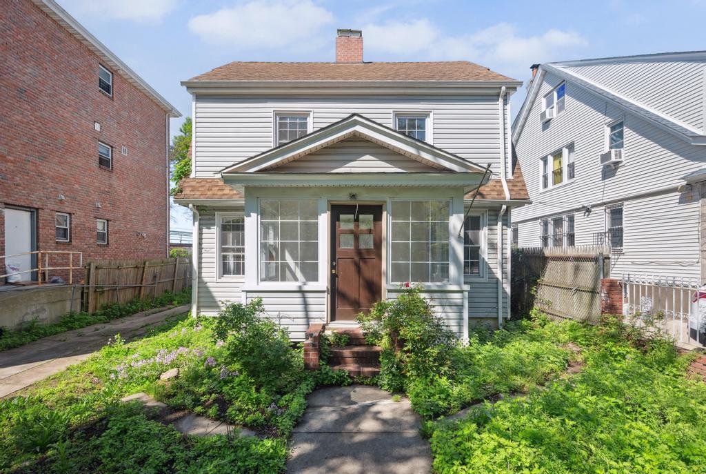 134th St St, Richmond Hill, Queens, NY - 3 Bedrooms  
2 Bathrooms  
10 Rooms - 