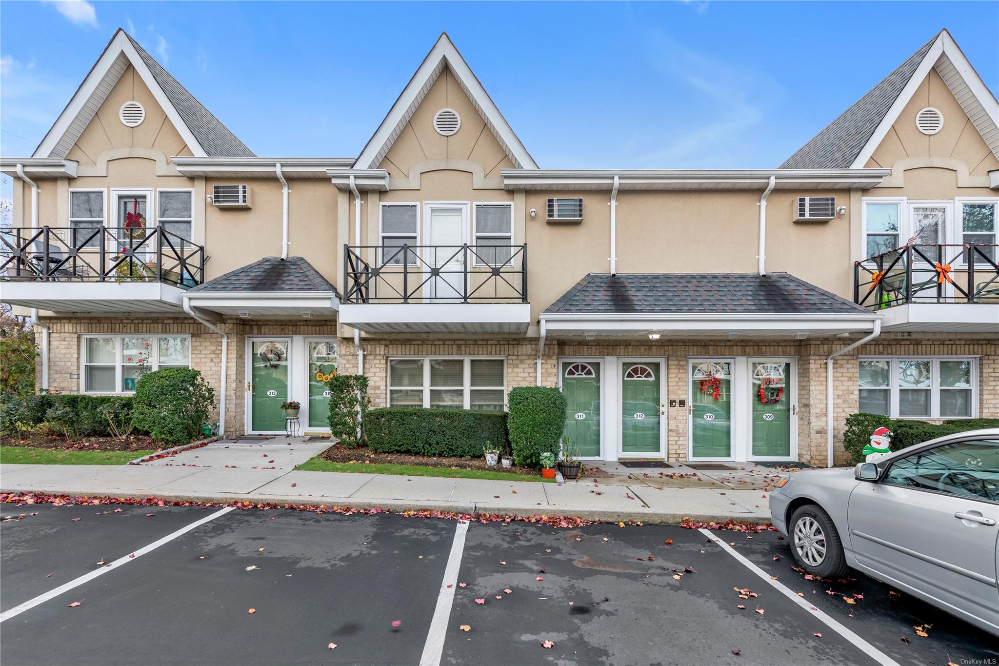 312 Cambridge Court #312, Glen Cove, New York image 1