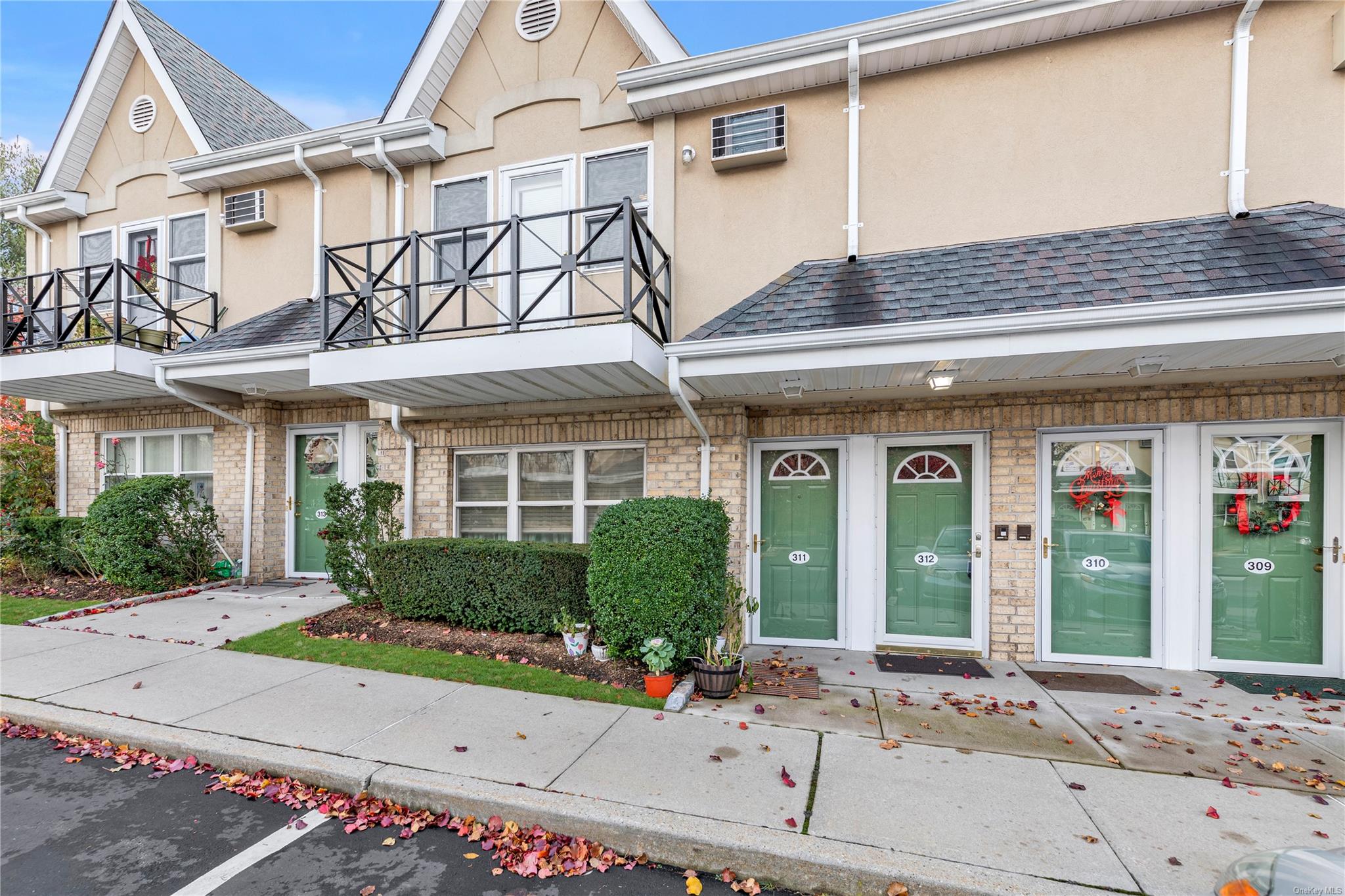 312 Cambridge Court #312, Glen Cove, New York image 17