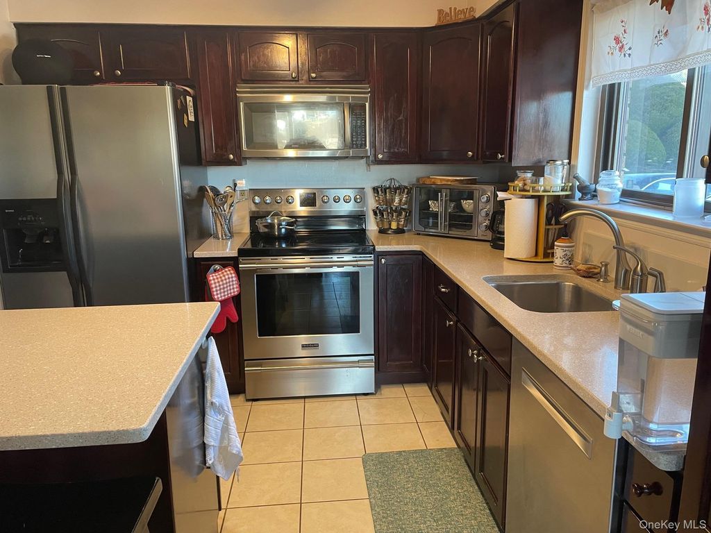 Photo of 262 Richard Court, Pomona, NY 10970 (MLS # 977464)