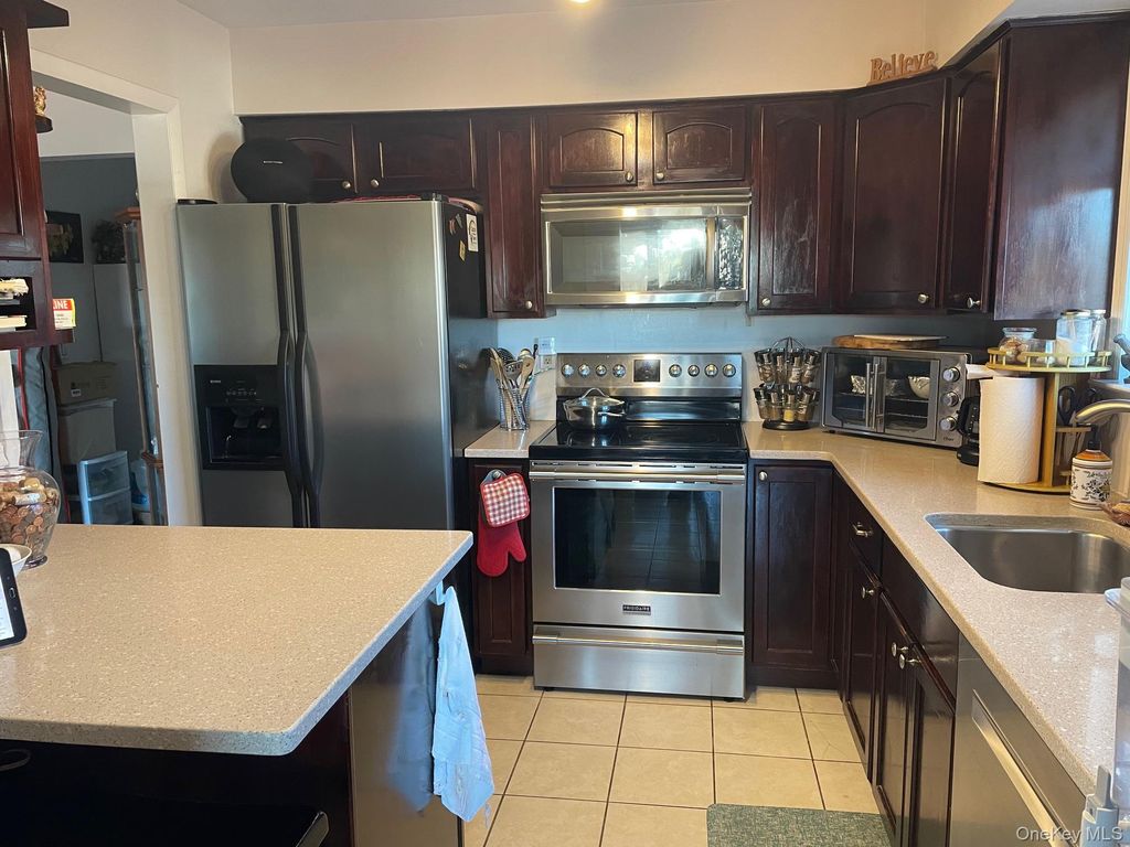 Photo of 262 Richard Court, Pomona, NY 10970 (MLS # 977464)