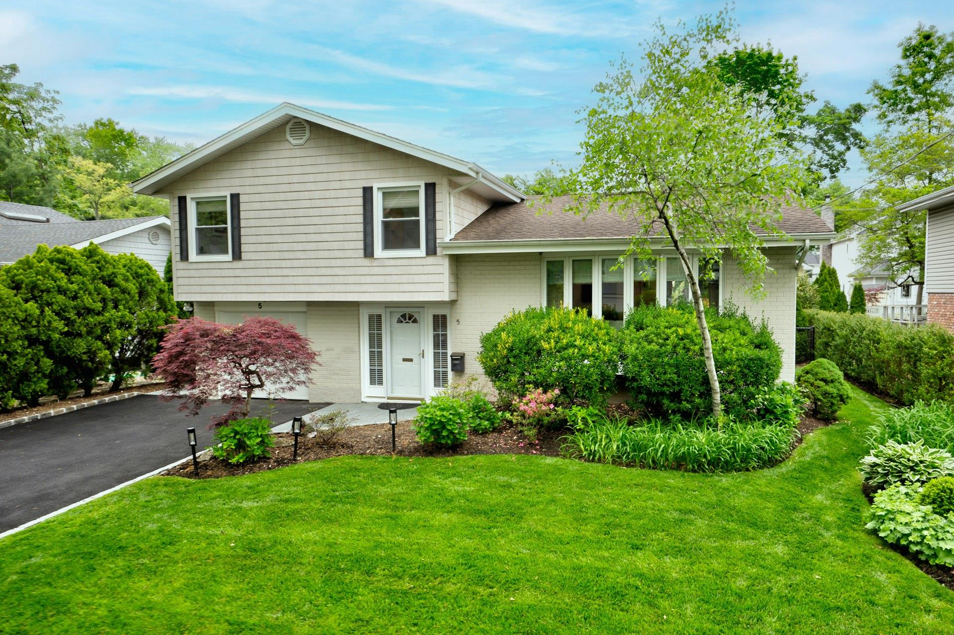 5 Roger Drive, Port Washington, New York image 1