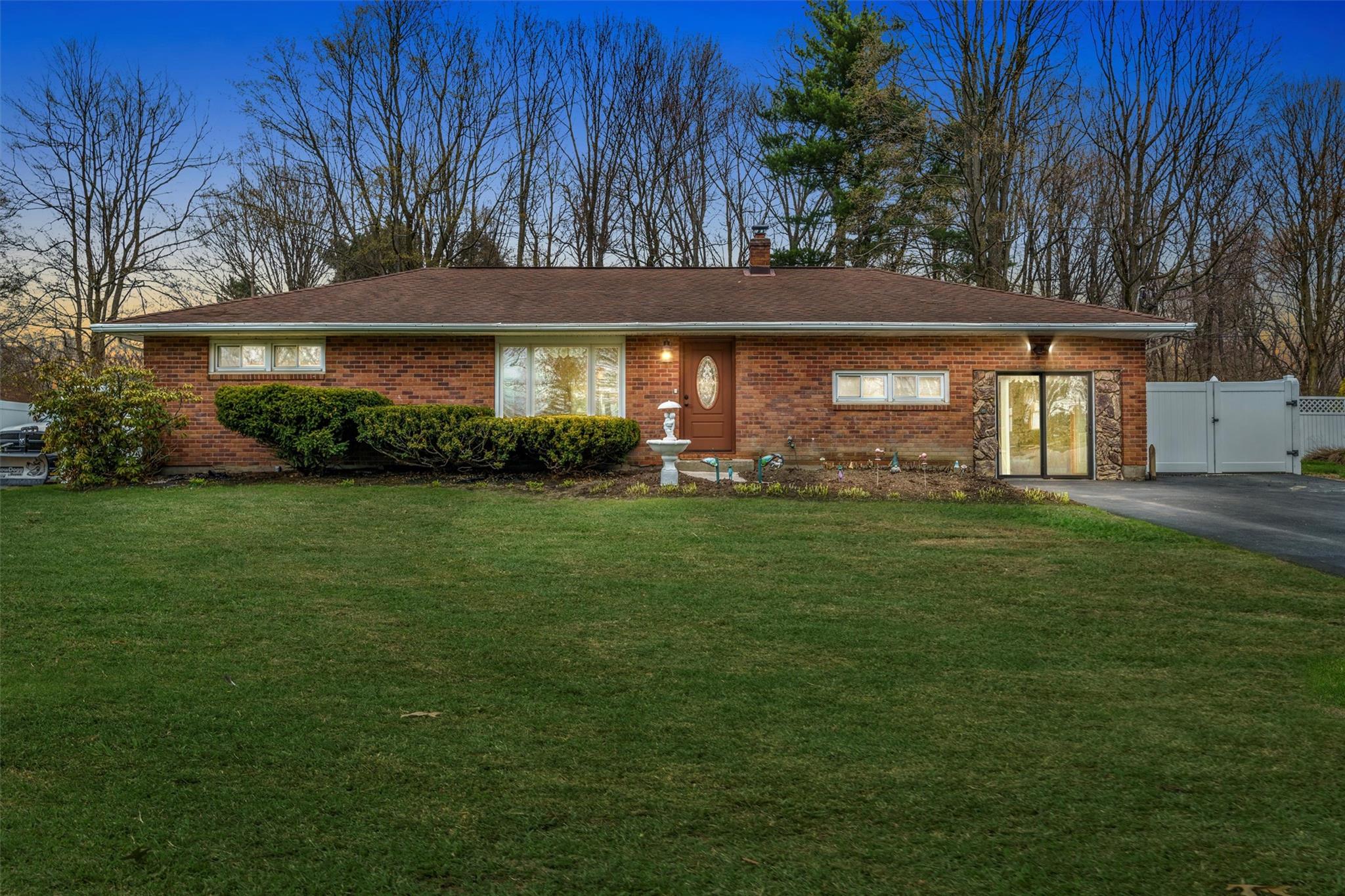 Hy Vue Circle, Newburgh, New York - 3 Bedrooms  
2 Bathrooms  
6 Rooms - 