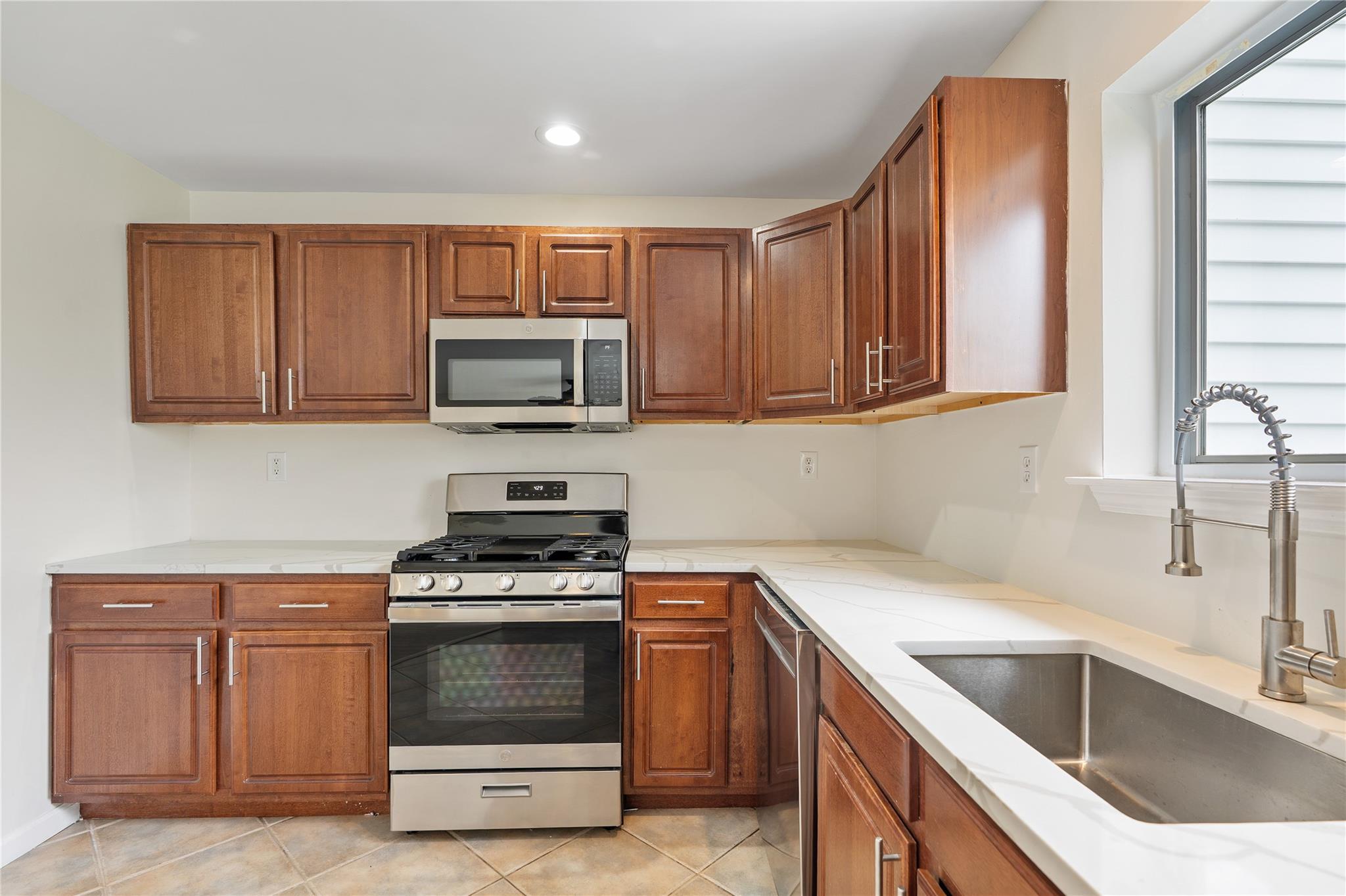 221 Tamerisk Lane, New Windsor, New York image 13