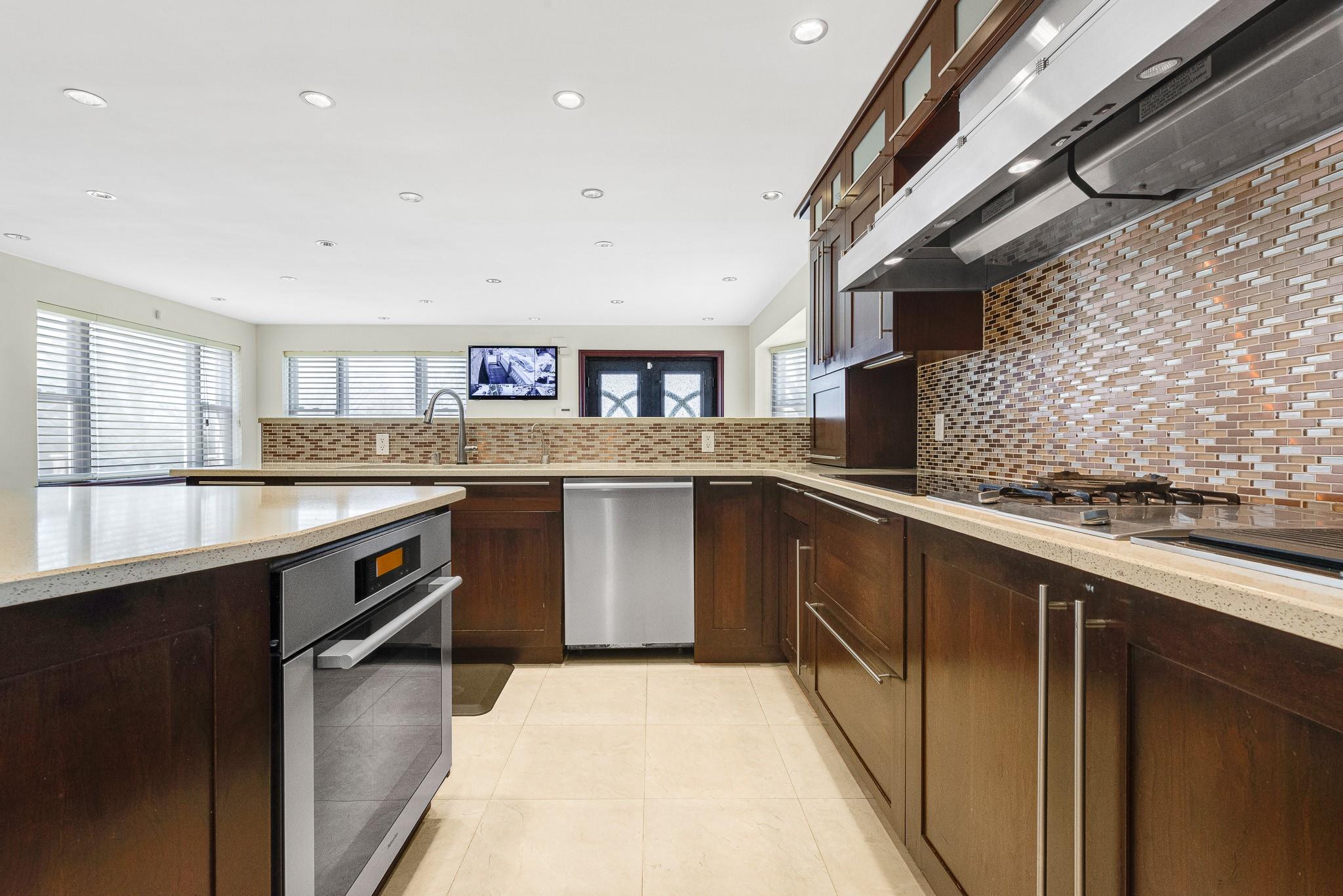 83-18 W 58th Avenue, Middle Village, New York image 9