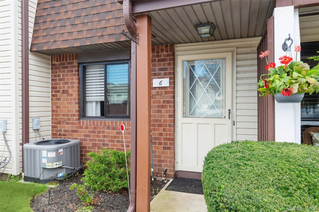 Photo of 6 Cambridge Drive W, Copiague, NY 11726 (MLS # 1050820)