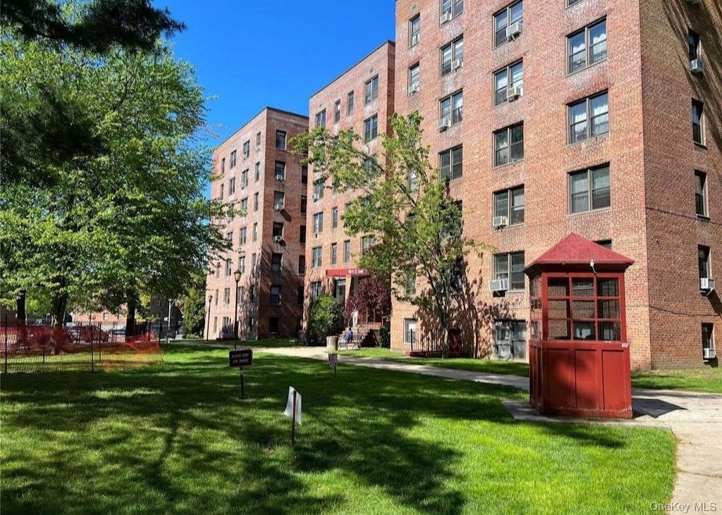 Photo of 150-29 72 Rd Rd #3L, Flushing, NY 11367 (MLS # 1008265)