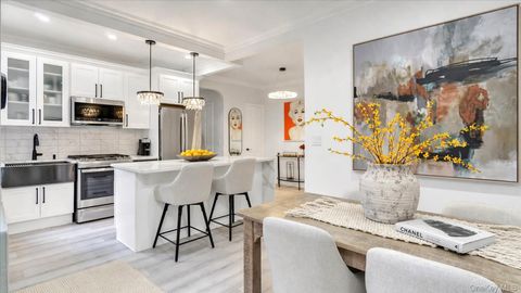 Photo of 21 Barstow Road #5C, Great Neck, NY 11021 (MLS # 989480)