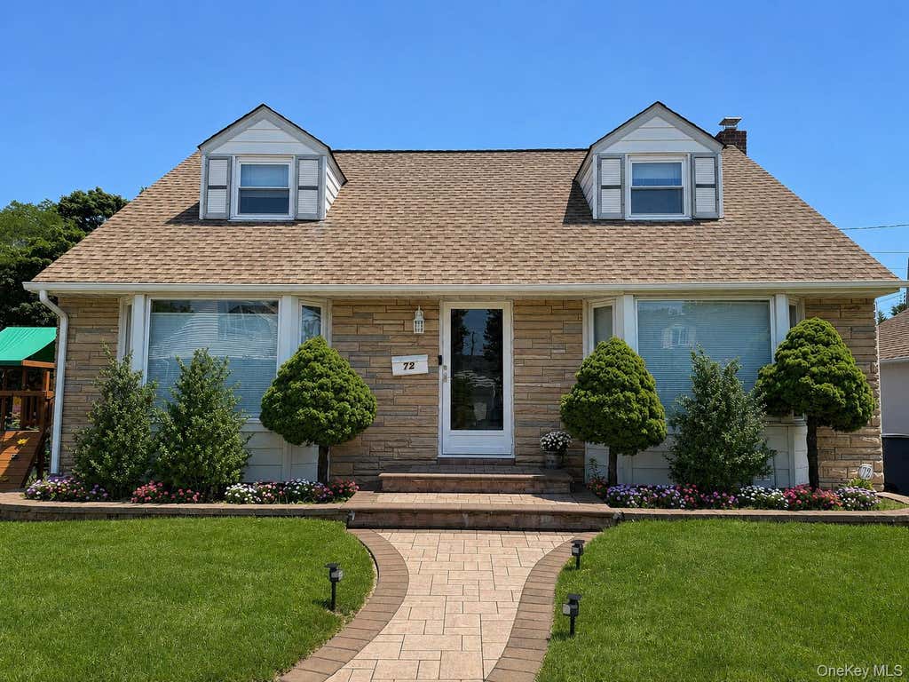 Photo of 72 Pembrook Drive, Mineola, NY 11501 (MLS # 1022908)