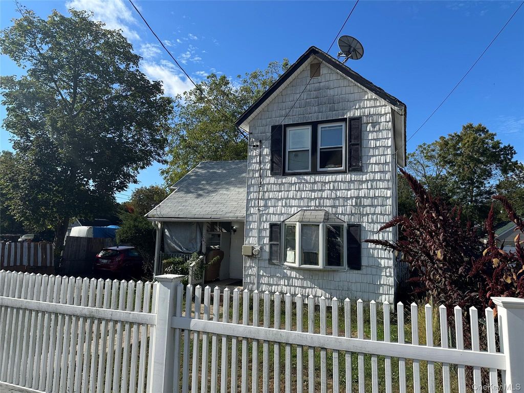 Photo of 104 2nd Avenue, Bay Shore, NY 11706 (MLS # 922283)