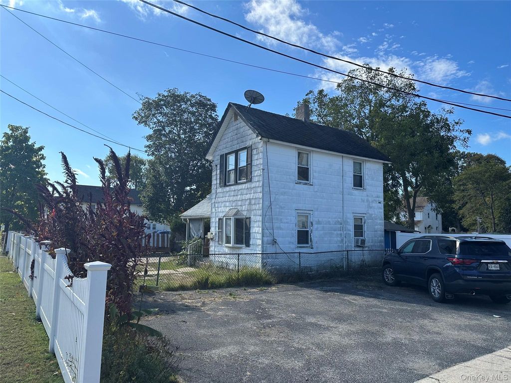 Photo of 104 2nd Avenue, Bay Shore, NY 11706 (MLS # 922283)