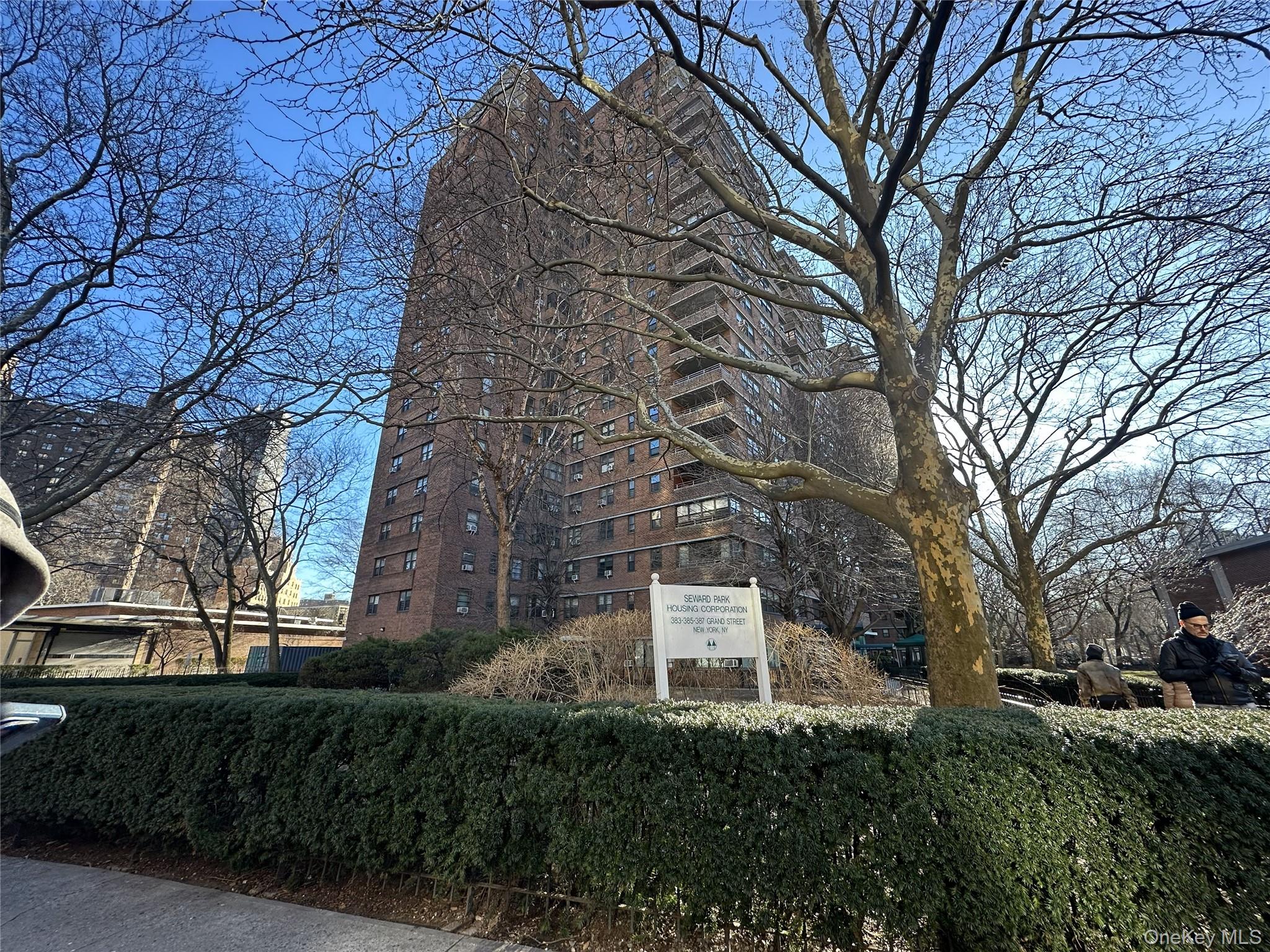 385 Grand Street L904