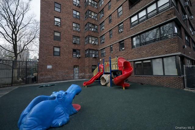385 Grand Street L904