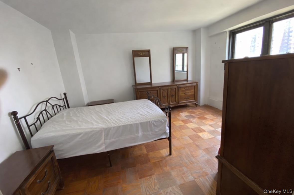 385 Grand Street L904