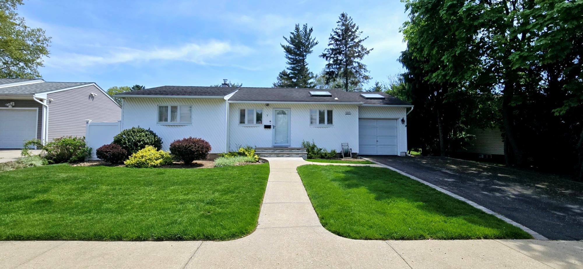 7 Manetto Drive, Plainview, New York image 1