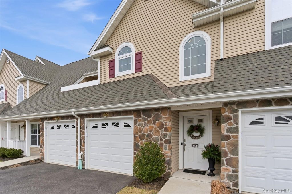 Photo of 28 Steven Circle, Dix Hills, NY 11746 (MLS # 949819)