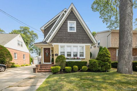 Photo of 299 E Euclid Street, Malverne, NY 11580 (MLS # 898212)
