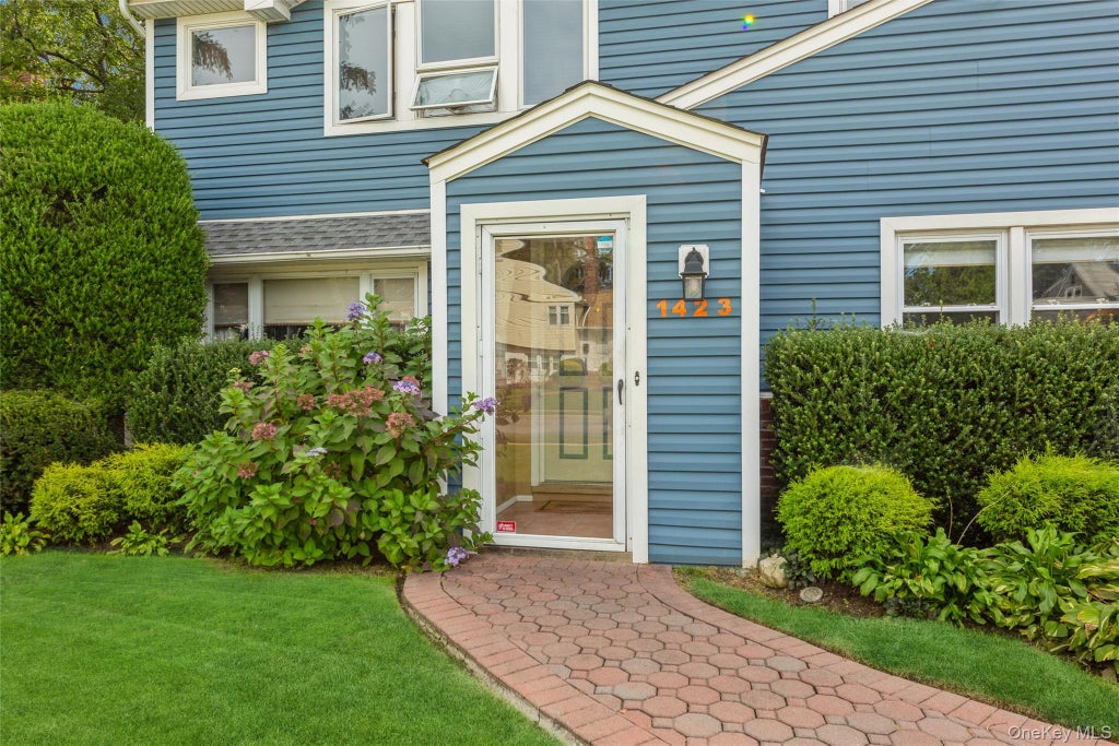 Photo of 1423 Sturl Avenue, Hewlett, NY 11557 (MLS # 1054752)