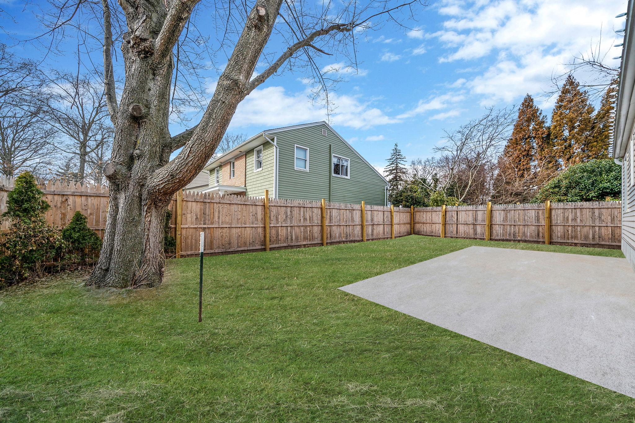 301 Laurel Road, North Port, New York image 3
