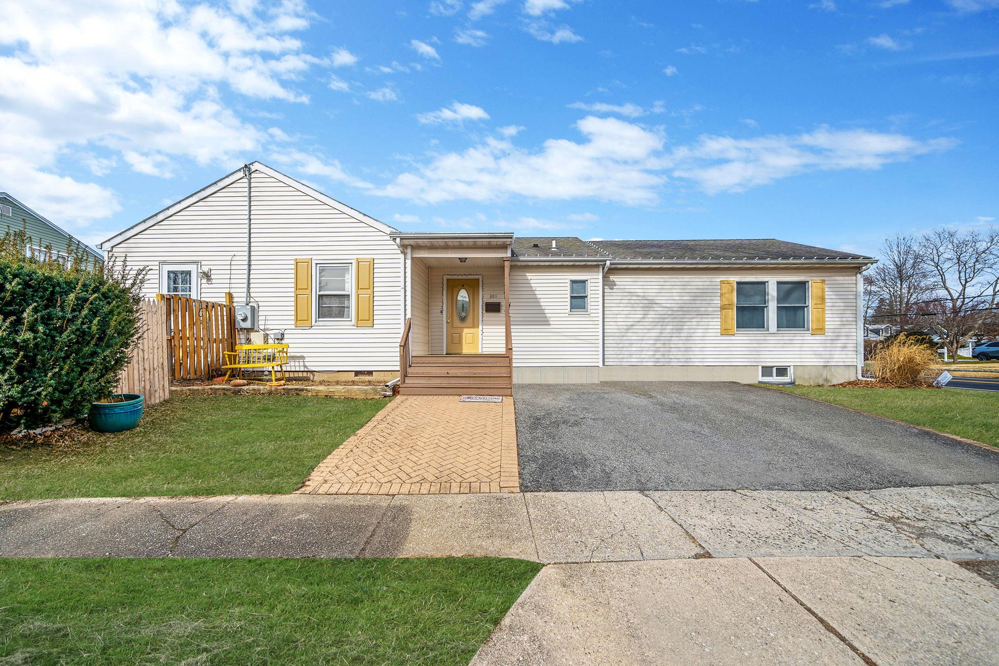 301 Laurel Road, North Port, New York image 1
