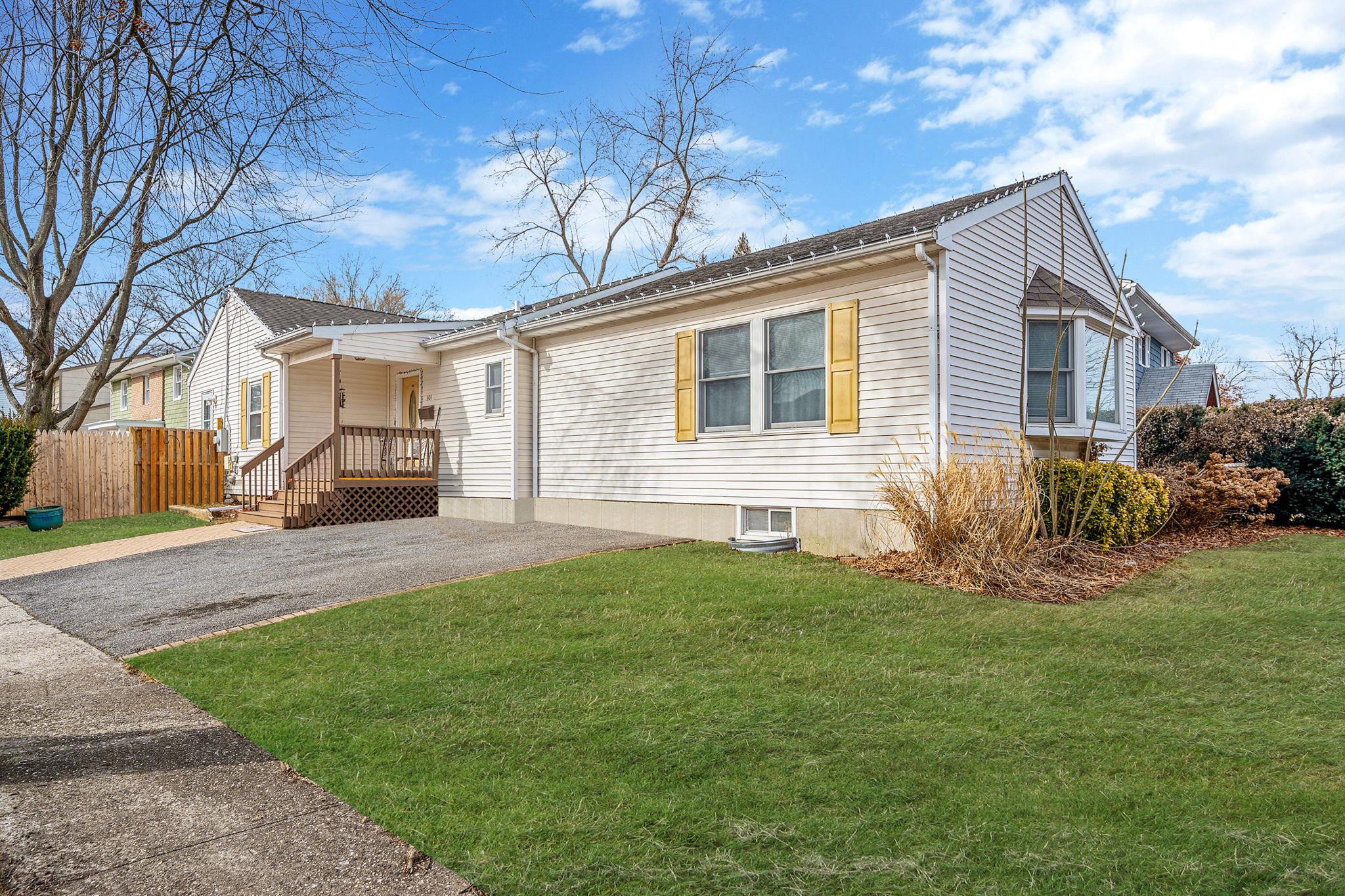 301 Laurel Road, North Port, New York image 2