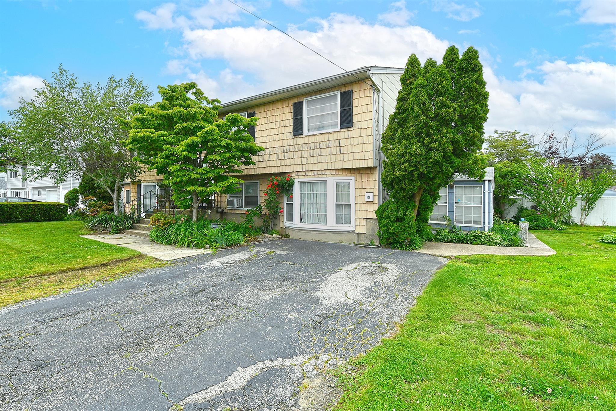 404 N Putnam Avenue, Lindenhurst, New York image 3