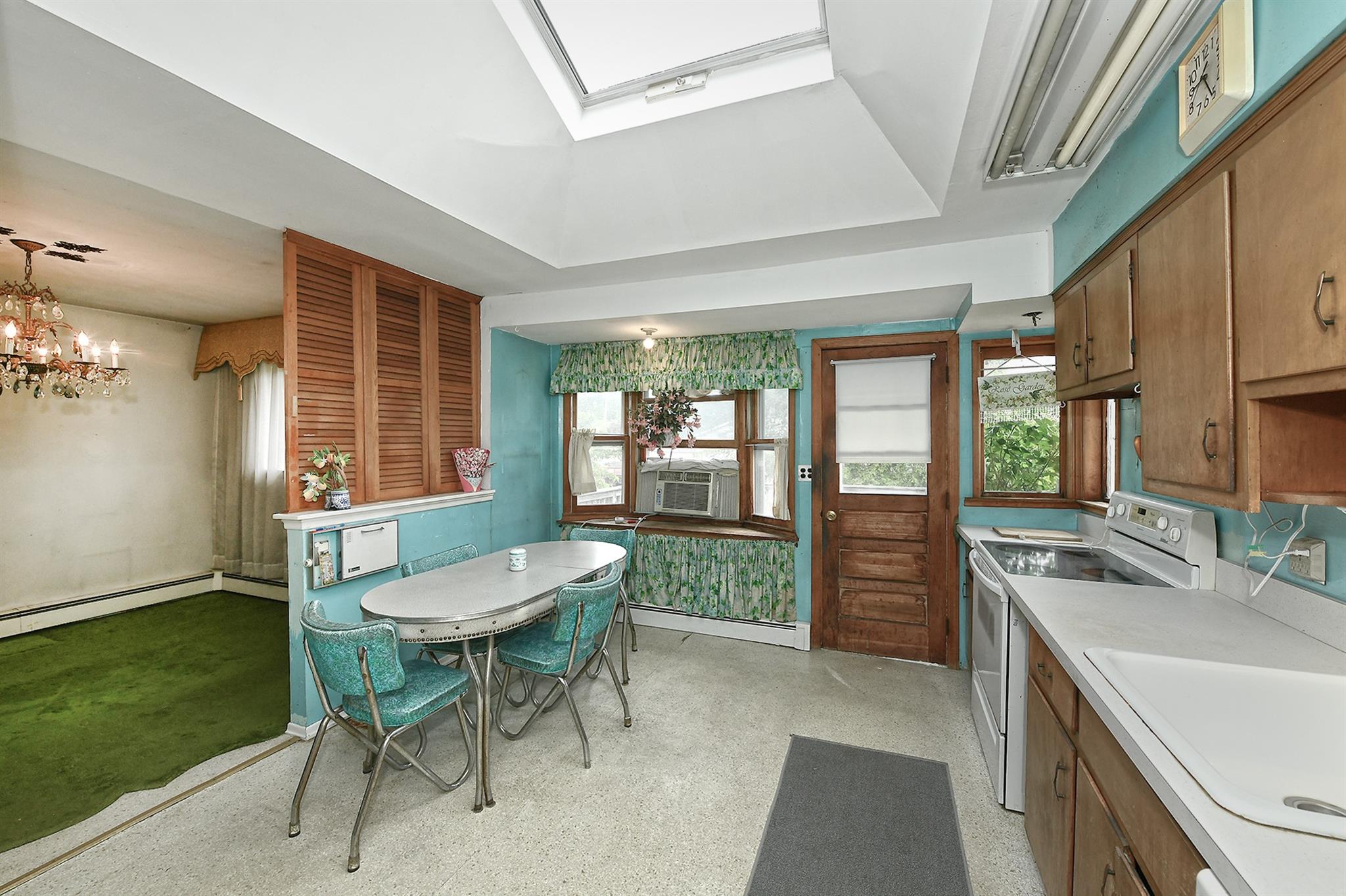 404 N Putnam Avenue, Lindenhurst, New York image 5