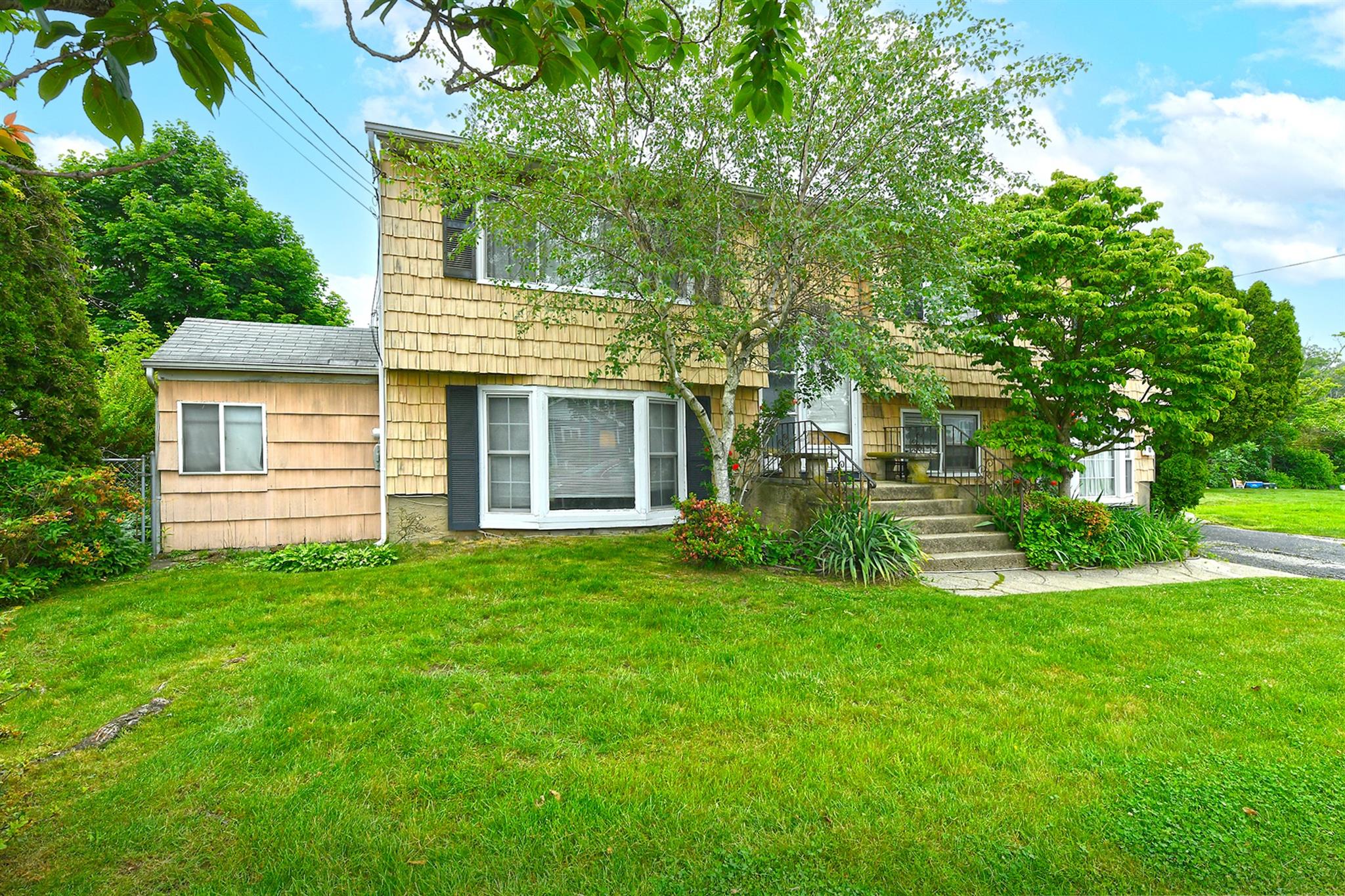 404 N Putnam Avenue, Lindenhurst, New York image 2
