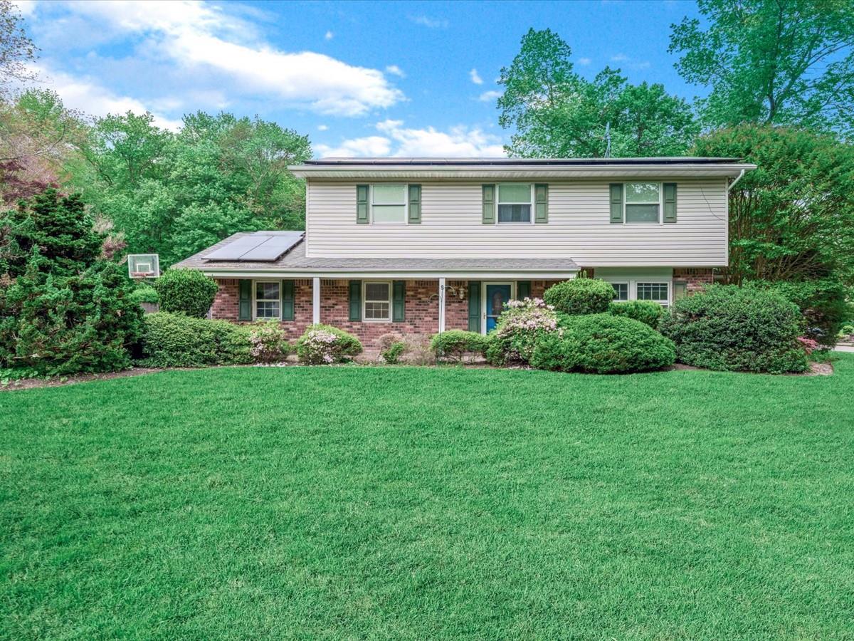 Cresthill Place, Smithtown, Hamptons, NY - 4 Bedrooms  
3 Bathrooms - 