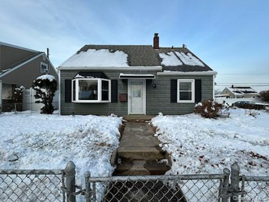 Photo of 3037 N Jerusalem Road, Levittown, NY 11756 (MLS # 947022)