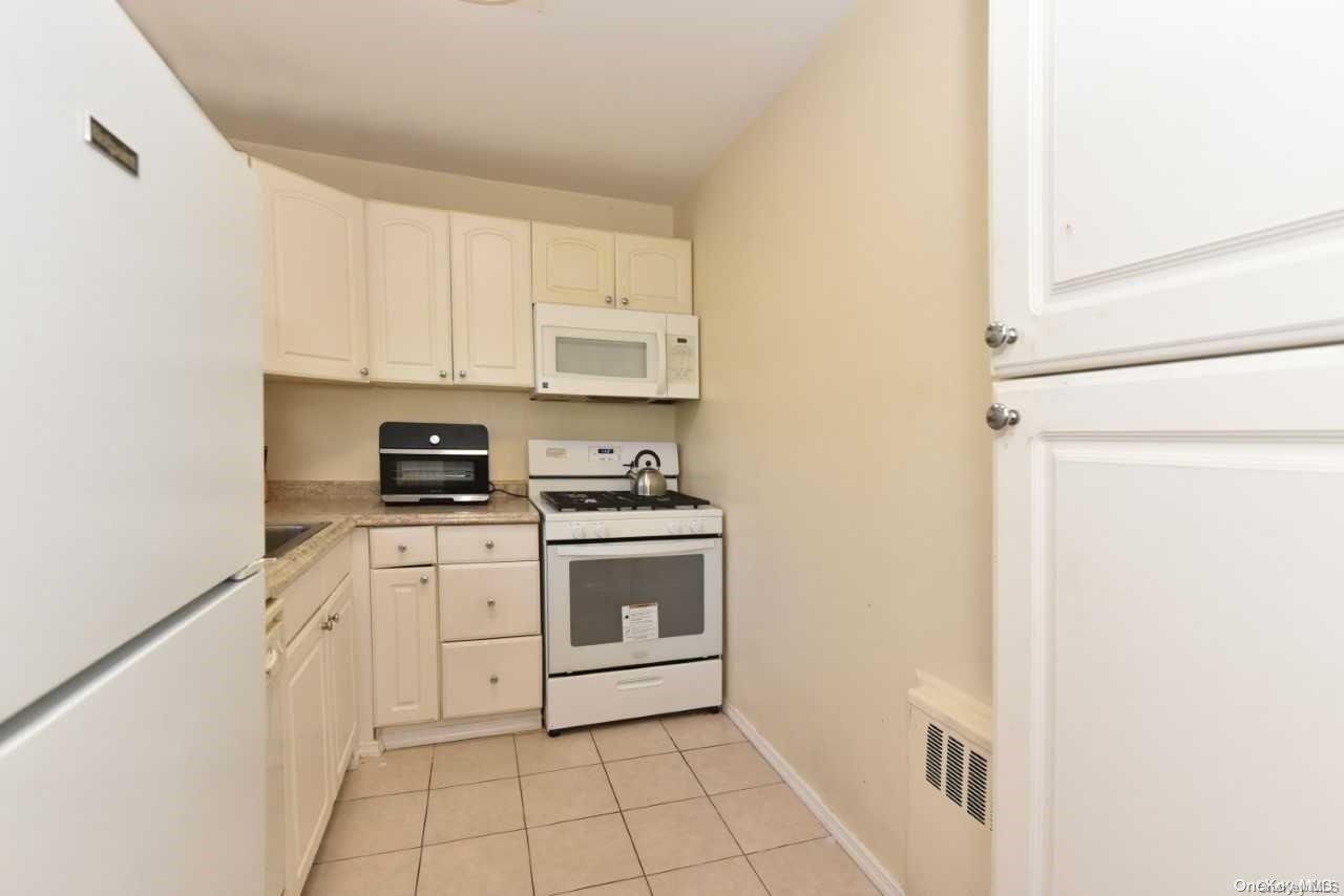 198-12 Pompeii Avenue #B, Holliswood, New York image 2