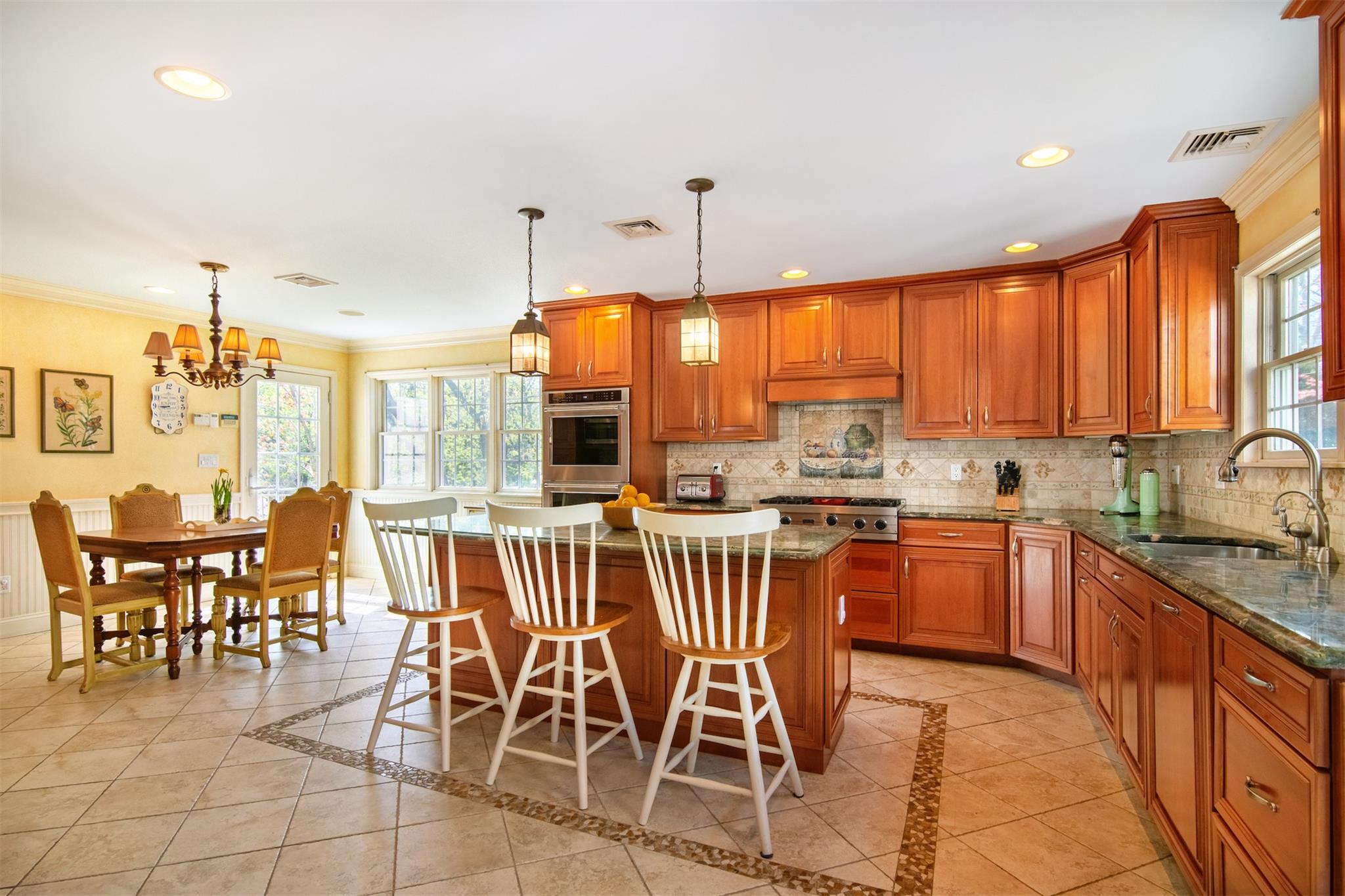 22 Northway, Bronxville, New York image 19