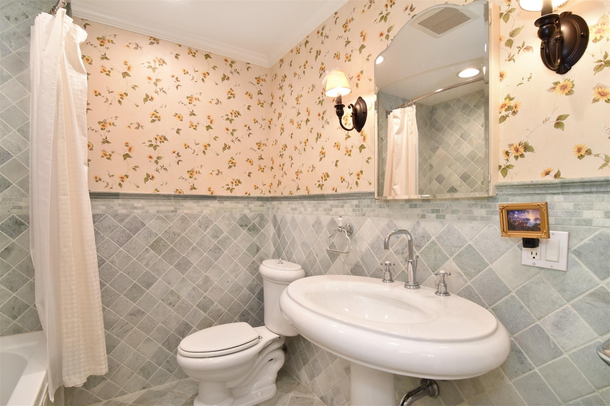 22 Northway, Bronxville, New York image 31