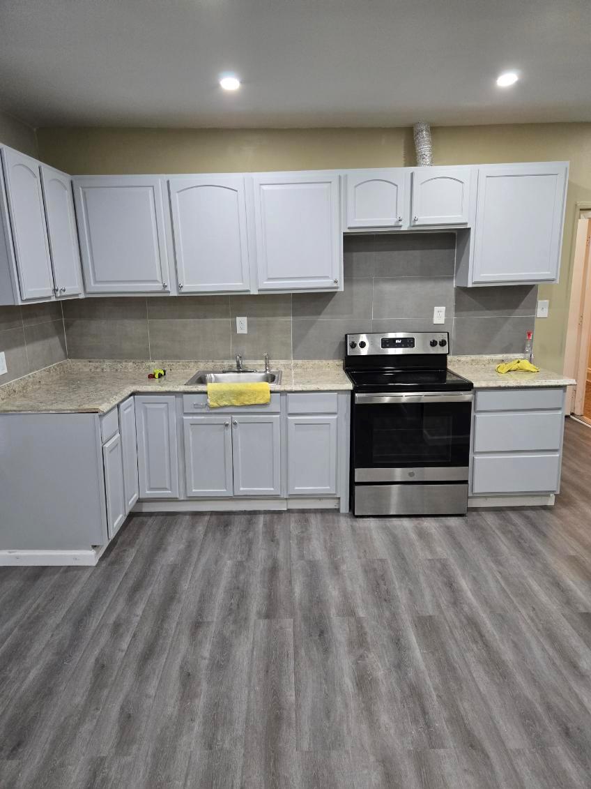 Rental Property at Liberty Avenue, Ozone Park, Queens, NY - Bedrooms: 3 
Bathrooms: 1 
Rooms: 6  - $3,200 MO.