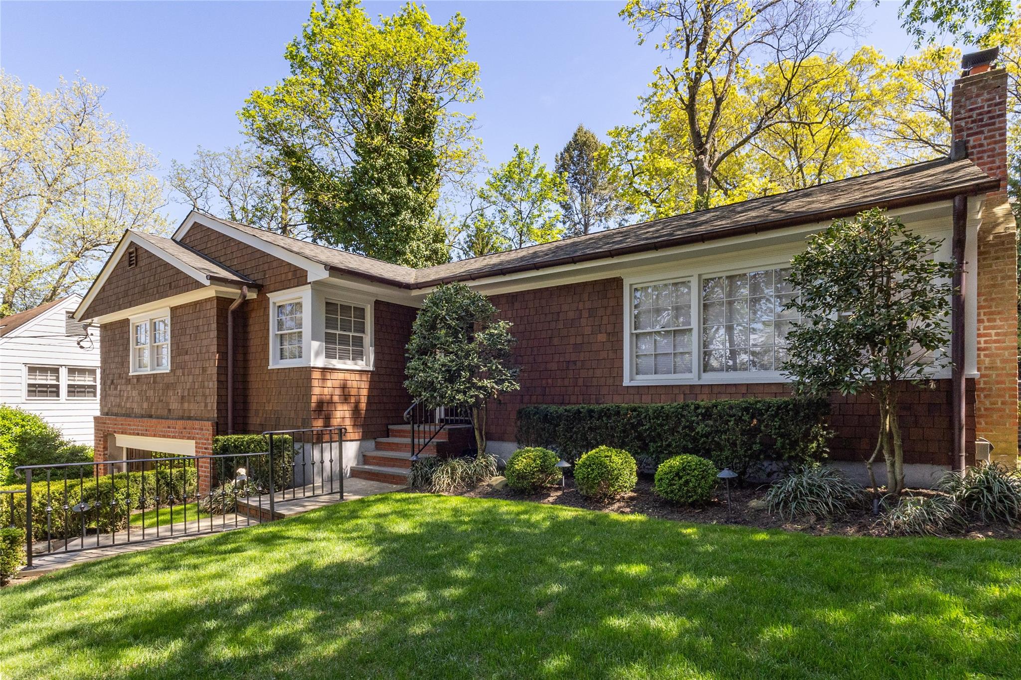 Park Lane, Douglaston, Queens, NY - 3 Bedrooms  
3 Bathrooms  
6 Rooms - 