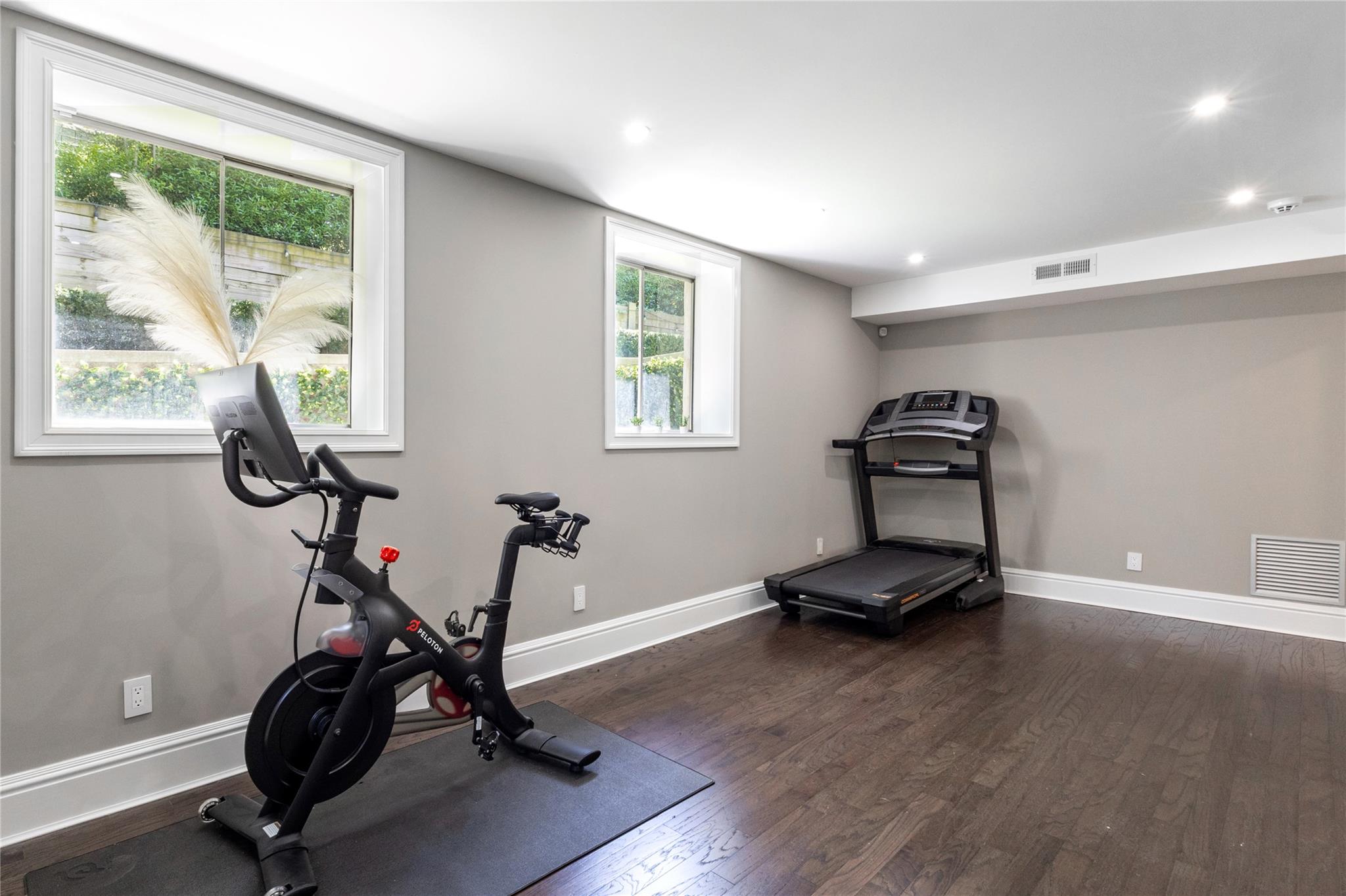 350 Park Lane, Douglaston, New York image 26