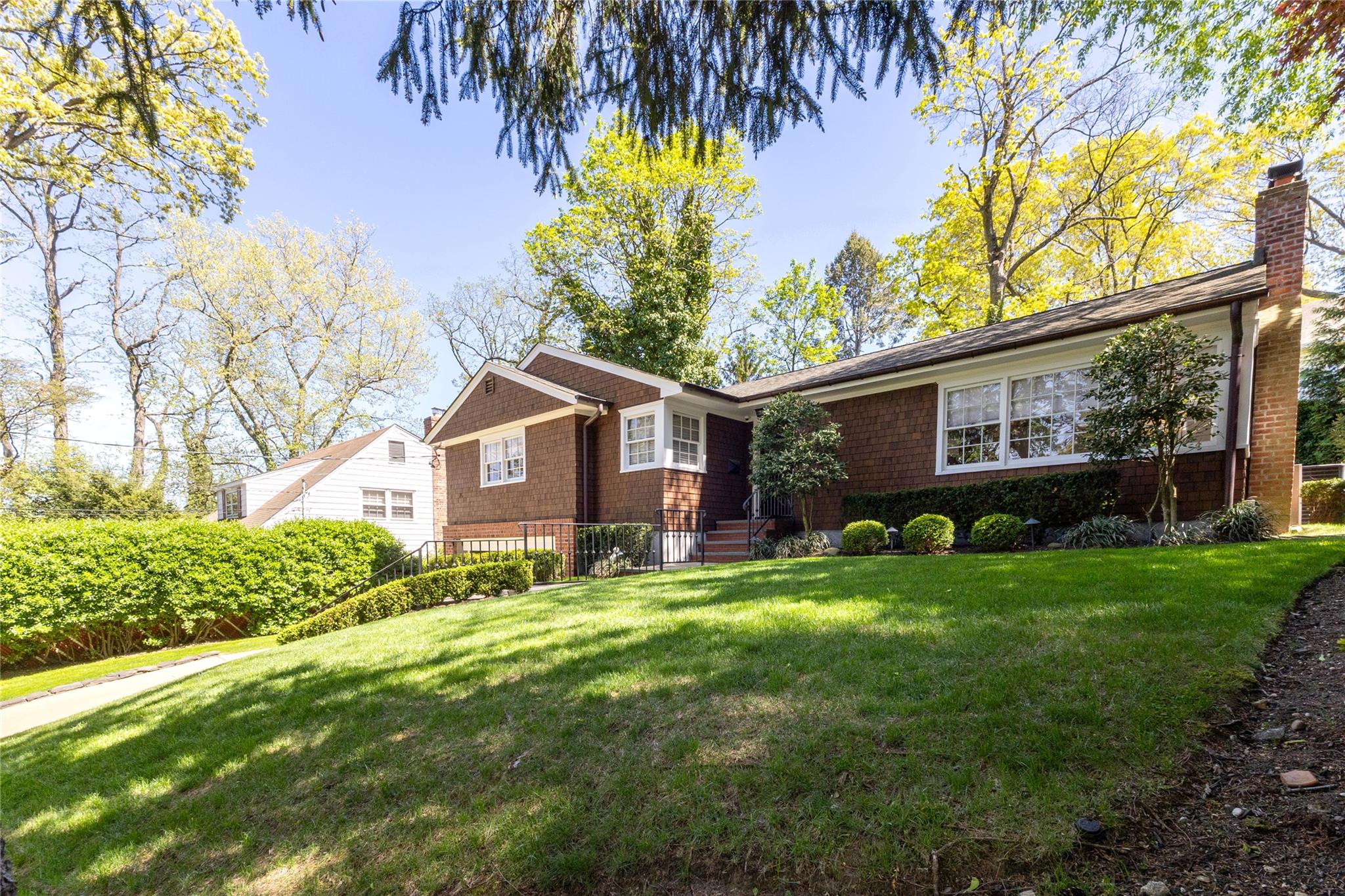 350 Park Lane, Douglaston, New York image 29