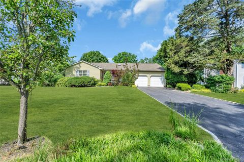 Homes For Sale - 34 Aberdeen Road<br/> Smithtown, NY 11787