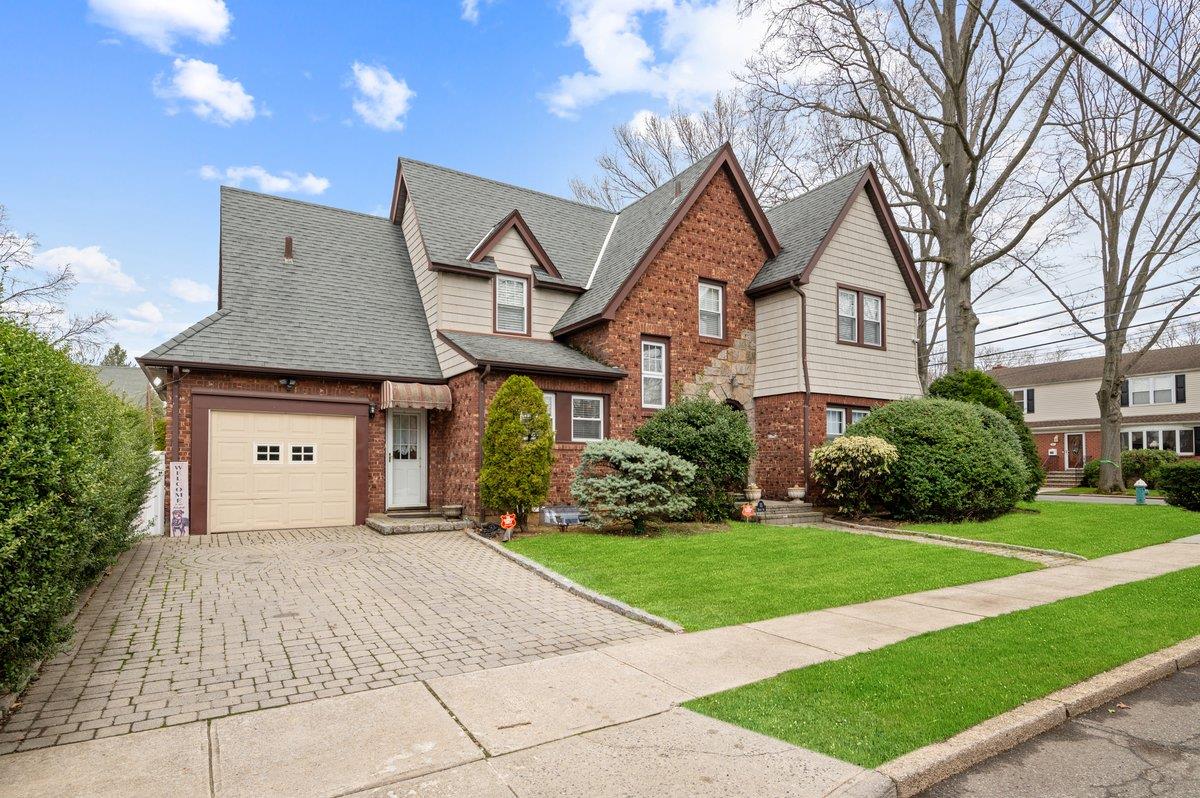 135 Mayfair Avenue, Floral Park, New York image 2