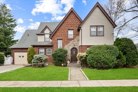 135 Mayfair Avenue, Floral Park, NY 11001 - MLS#: 842463