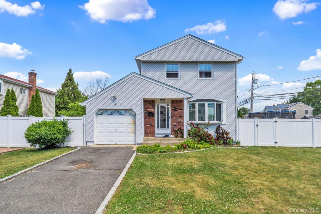 Photo of 9 Nassau Avenue, West Babylon, NY 11704 (MLS # 1010827)