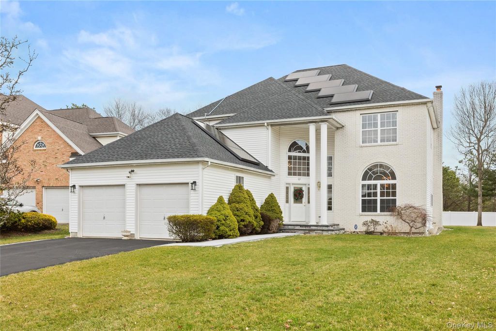 Photo of 19 Trail Blazer Court, Holbrook, NY 11741 (MLS # 978921)