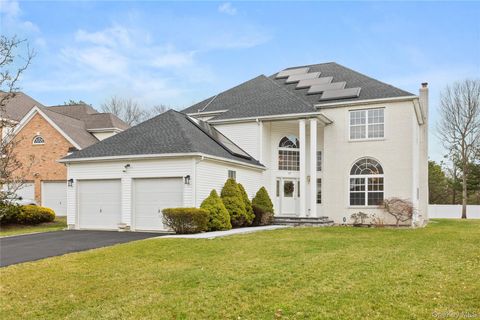 Homes For Sale - 19 Trail Blazer Court<br/> Holbrook, NY 11741